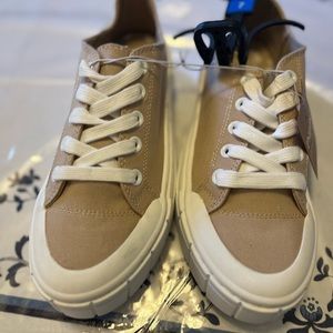 NWT Girl’s size Mad Love size 7 Brown Sneakers